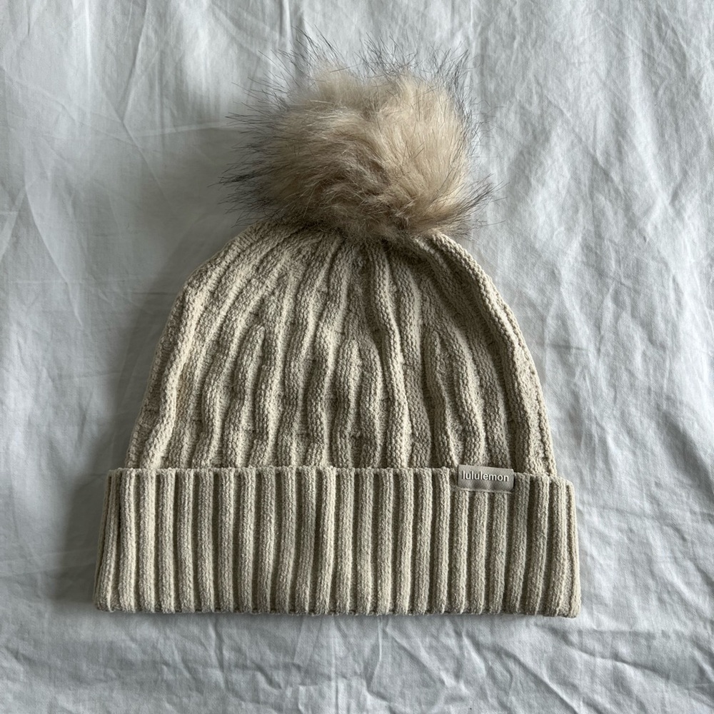 NWT lululemon cable knit pom beanie
